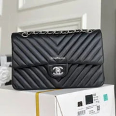 Chnel Classic Chevron Medium Flap