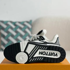 Iv Trainer Black White