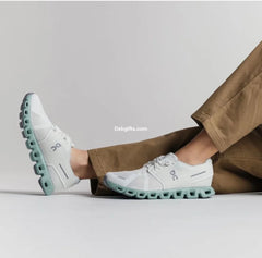 On Running Cloud 5 Undyed 'white'